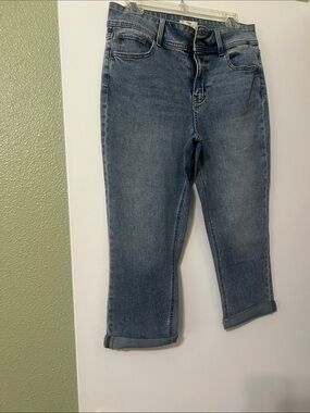 Maurices Classic Mid-Wash Blue Women’s cropped Jeans